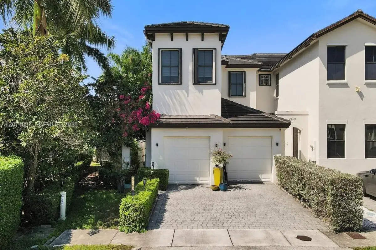 22405 SW 102nd Ave, Miami: photo 1 of 19