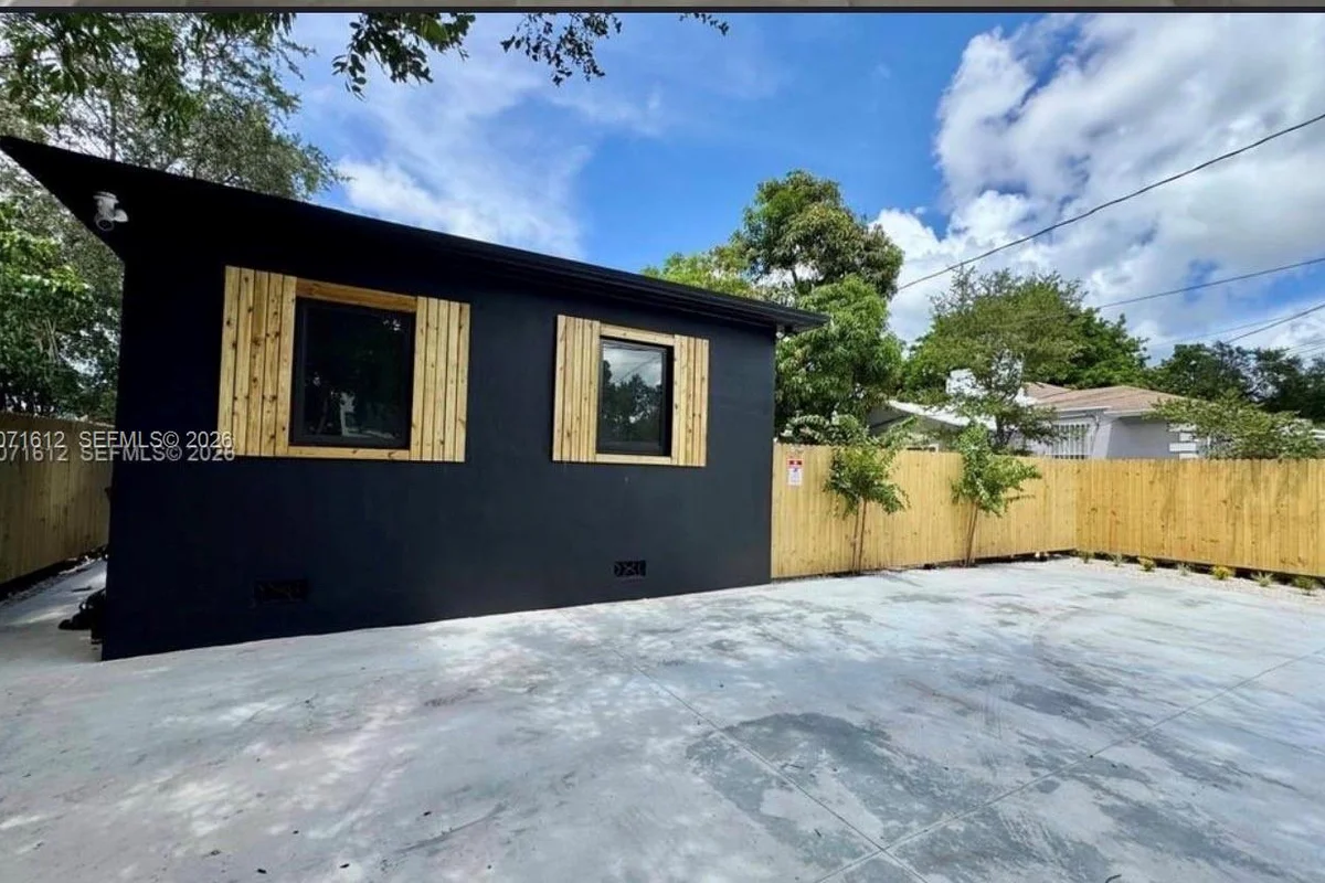 3 NE 70th St #1, Miami: photo 1 of 31