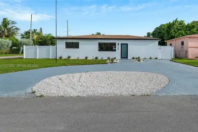 480 NE 109th St, Miami: photo 1 of 18