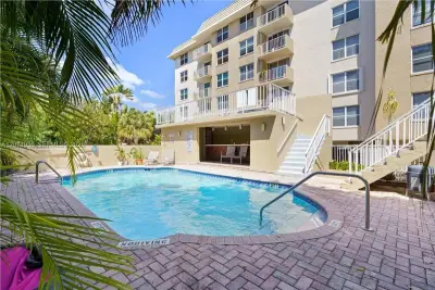 1050 SE 15th St #202, Fort Lauderdale: photo 1 of 17