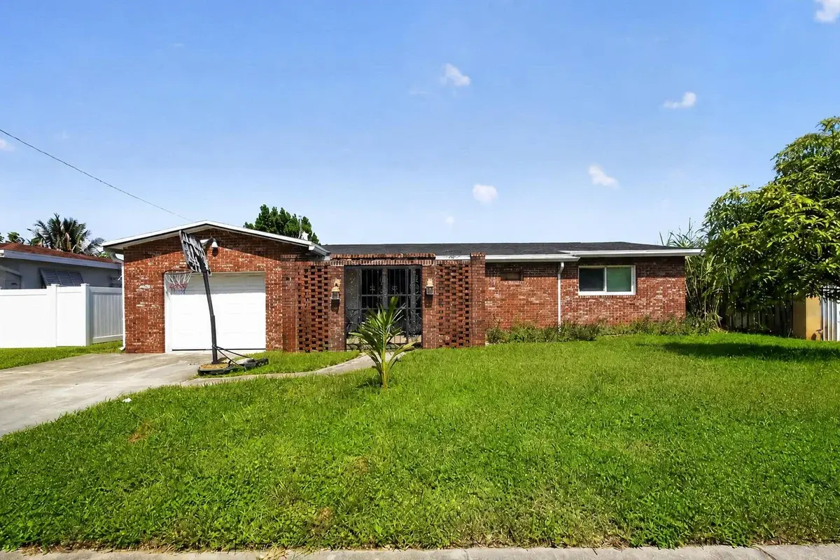 2251 SW 67th Way NE, Miramar: photo 1 of 26