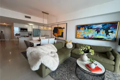 185 SW 7th St #3803, Miami: photo 1 of 18