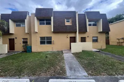 5847 Blueberry Ct #85, Lauderhill: photo 1 of 30