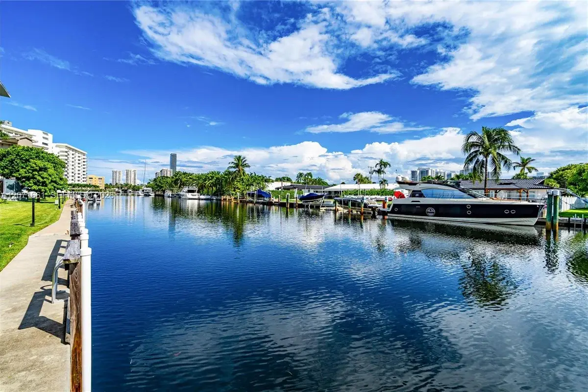 455 Paradisee Isle Blvd #106, Hallandale Beach: photo 1 of 19