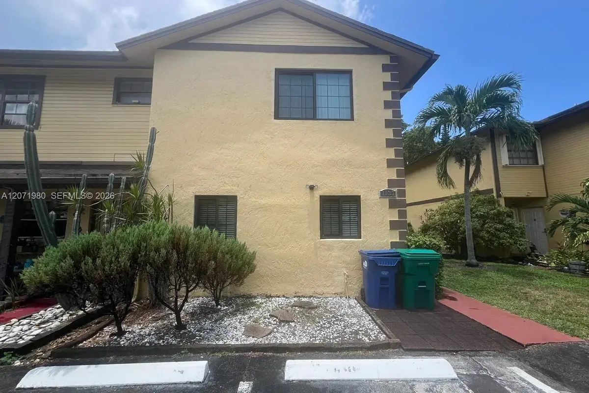 1133 NE 210th Ter, Miami: photo 1 of 34
