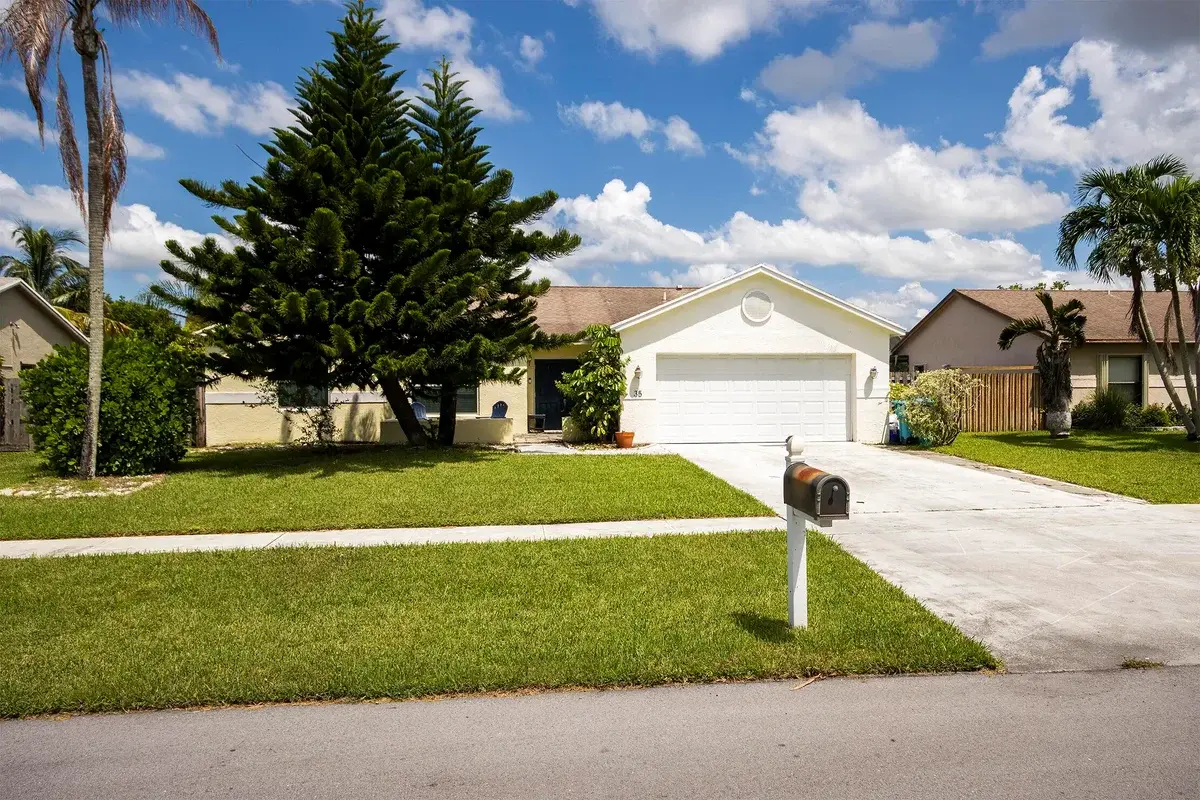 35 Cedar Cir, Boynton Beach: photo 1 of 38