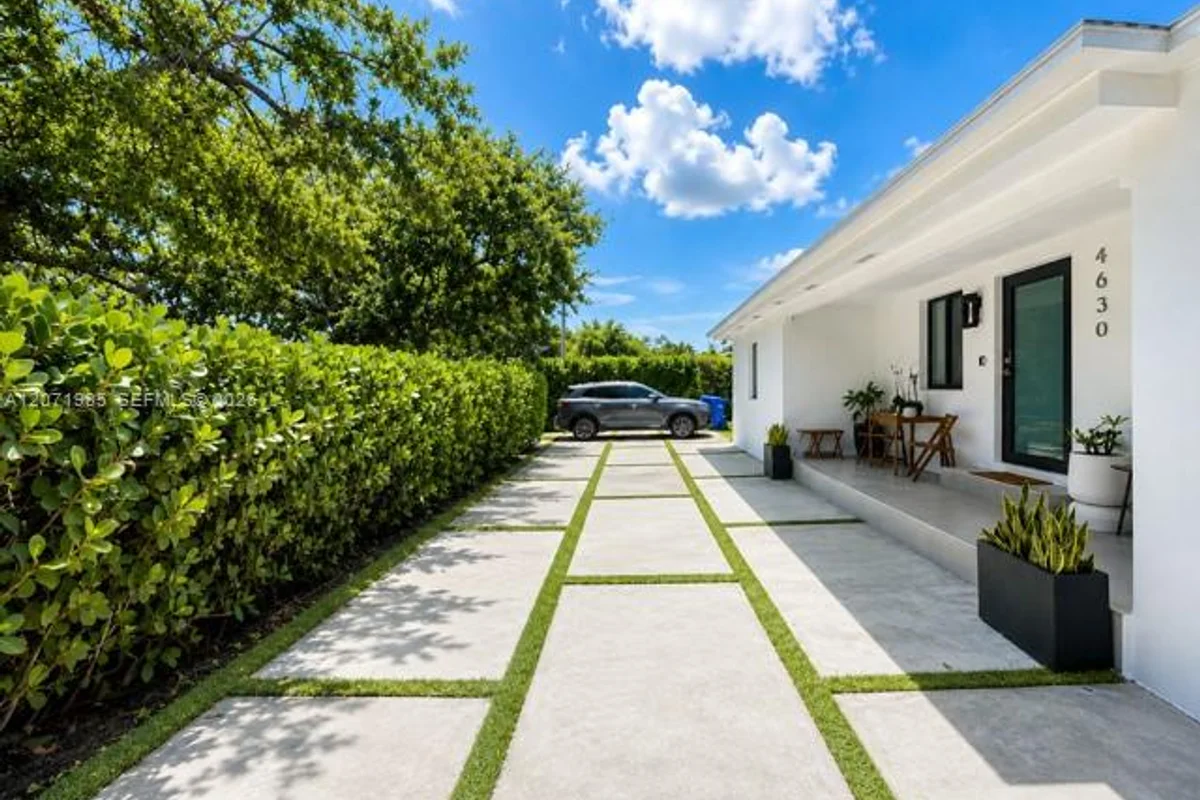 4630 SW 3rd St, Miami: photo 1 of 29
