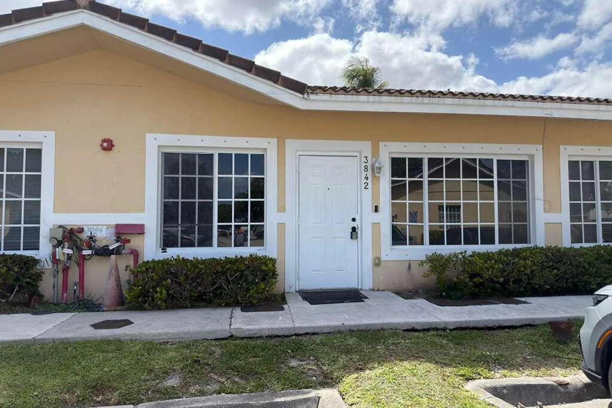 3842 SW 48th Ave, Hollywood: photo 1 of 25