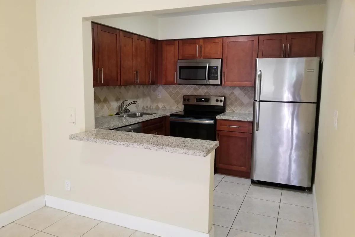 190 NE 40th St #196, Oakland Park: photo 1 of 5
