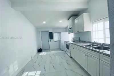 3100 NW 86th St, Miami: photo 1 of 10