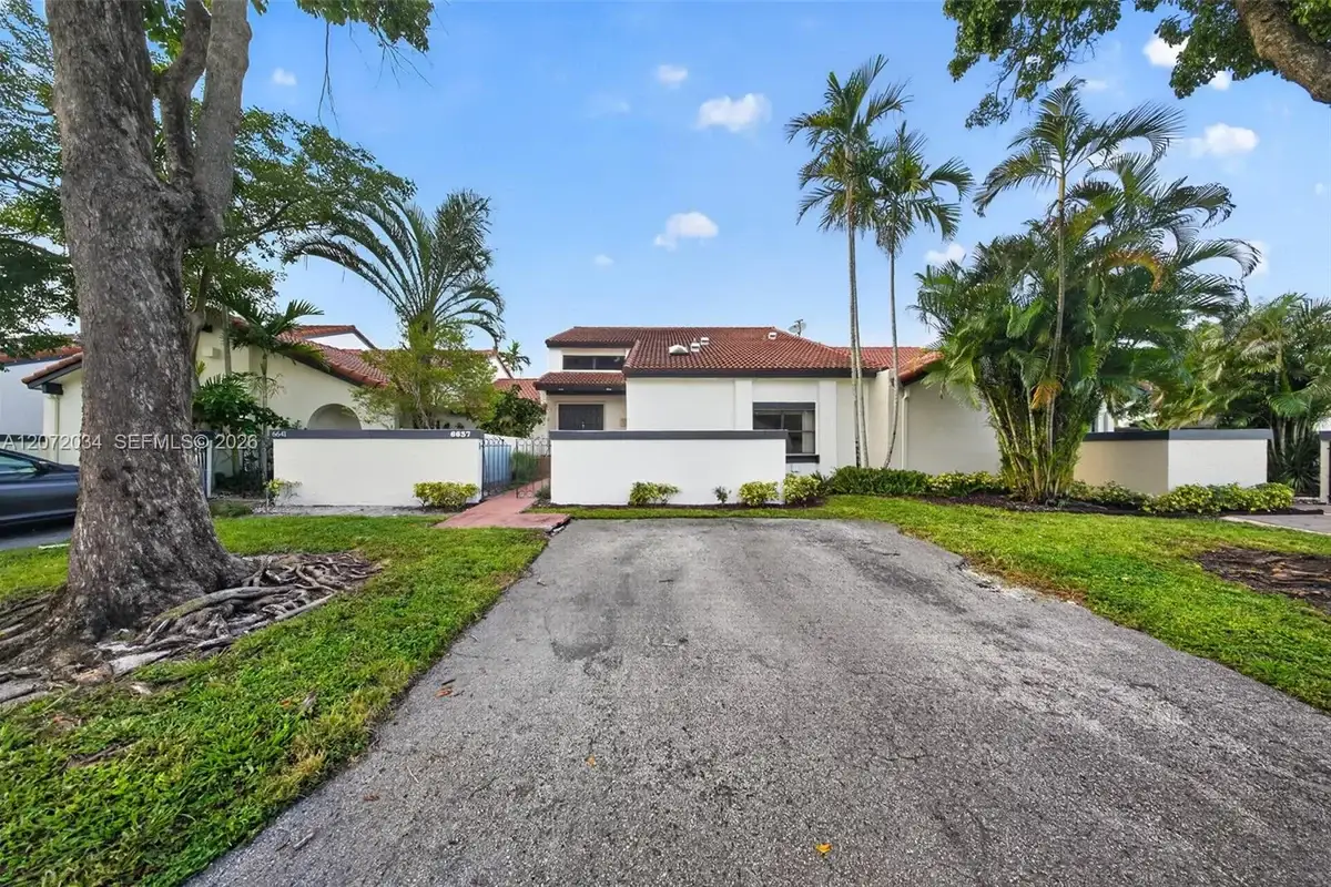 6637 NW 181st Ln, Hialeah: photo 1 of 45
