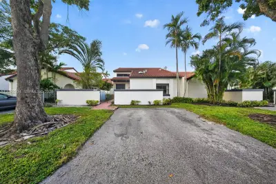 6637 NW 181st Ln, Hialeah: photo 1 of 45