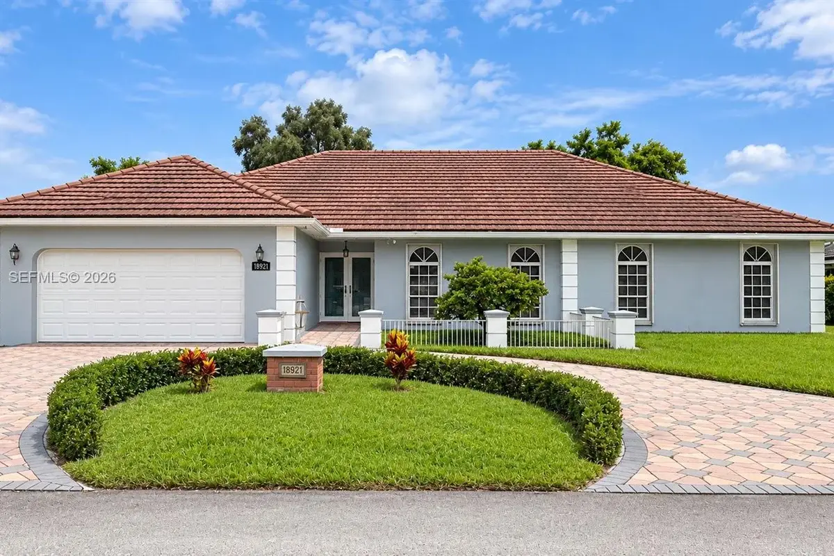 18921 W Oakmont Dr, Hialeah: photo 1 of 33