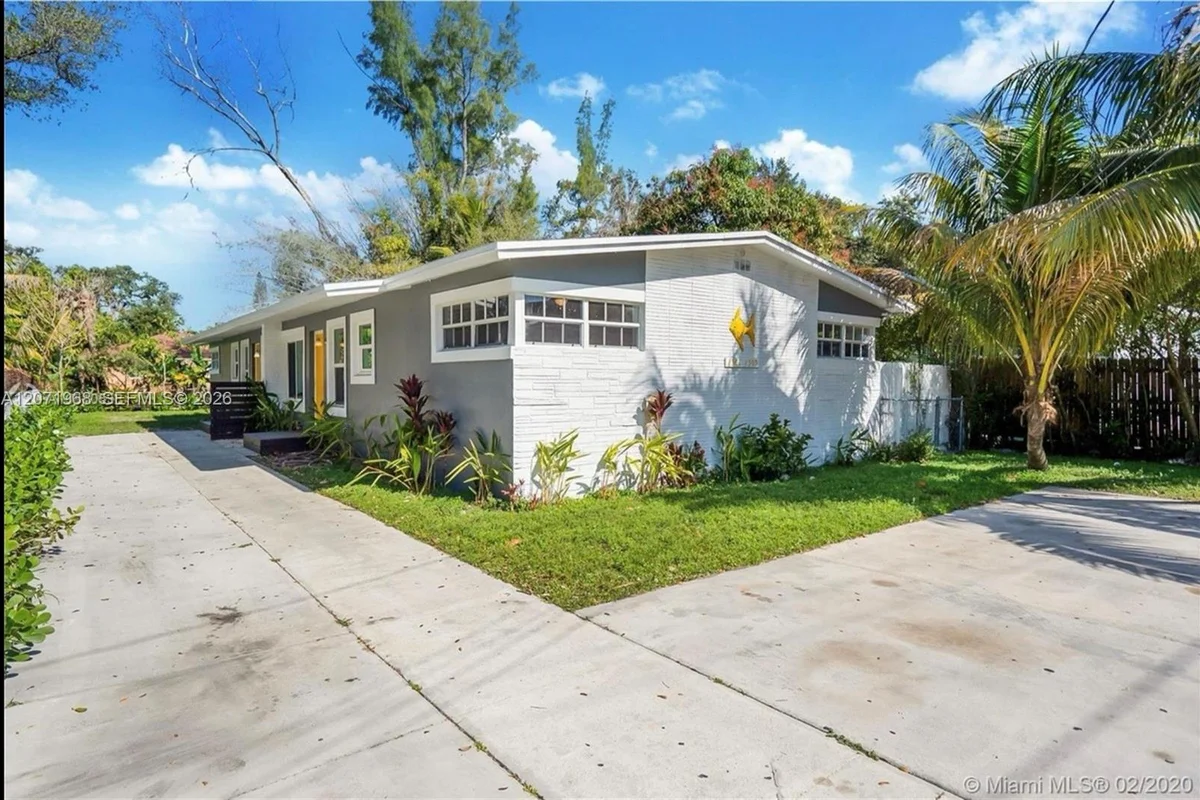 1301 NE 147th St, Miami: photo 1 of 10
