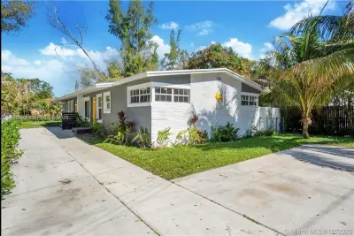 1301 NE 147th St, Miami: photo 1 of 10