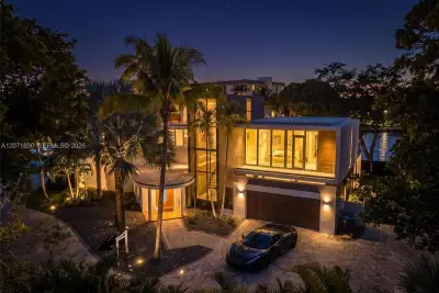 1030 SW 14th Ter, Fort Lauderdale: photo 1 of 60