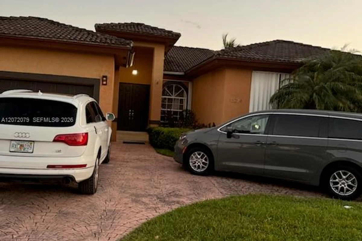 15234 SW 140th St, Miami: photo 1 of 12
