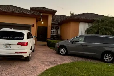 15234 SW 140th St, Miami: photo 1 of 12