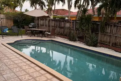 15234 SW 140th St, Miami: photo 1 of 12