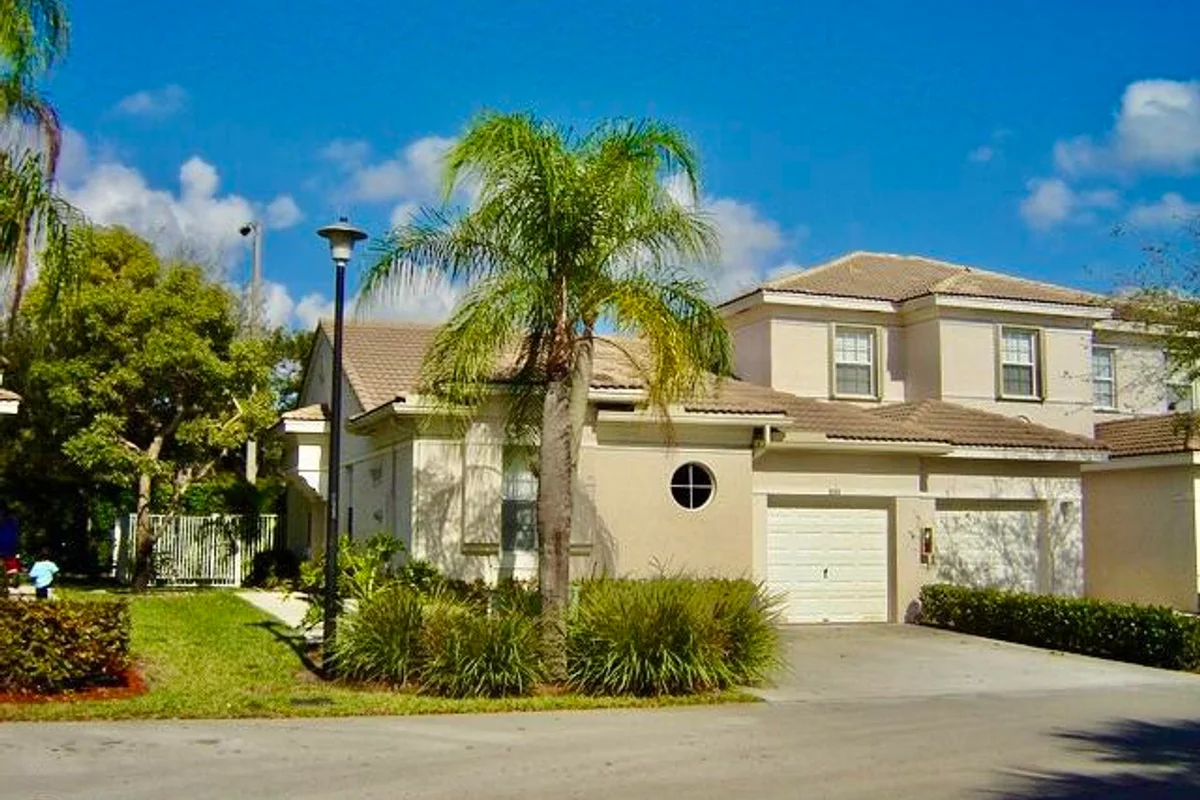 3133 Enclave Way, Lauderhill: photo 1 of 11