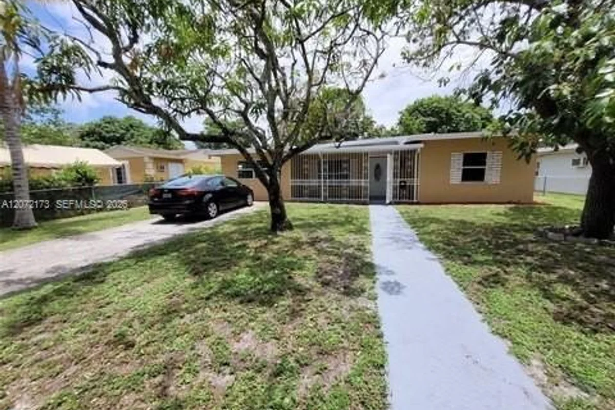 1245 NW 126th St, North Miami: photo 1 of 20
