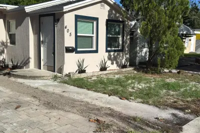 405 N E St, Lake Worth: photo 1 of 25