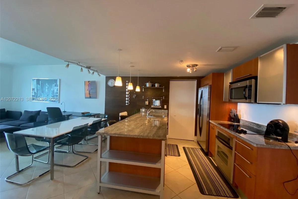 185 SW 7th St #1607, Miami: photo 1 of 14
