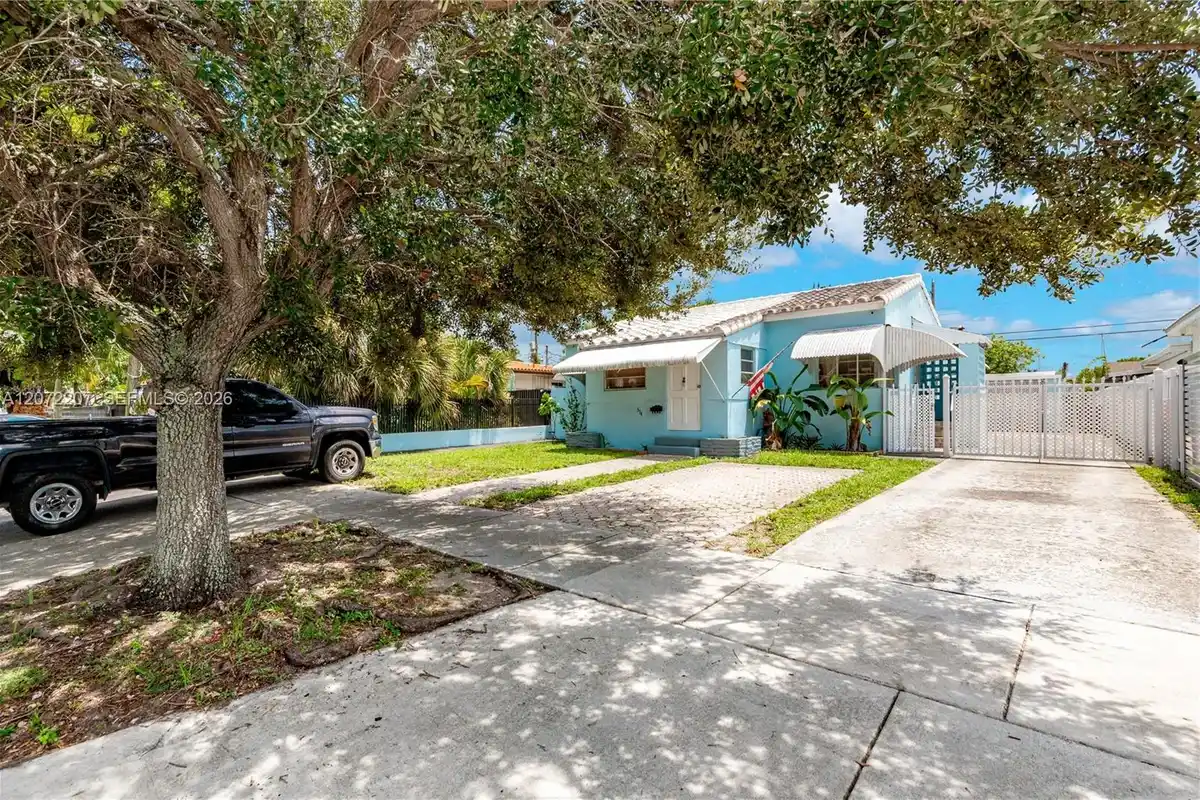 334 E 11th St, Hialeah: photo 1 of 37