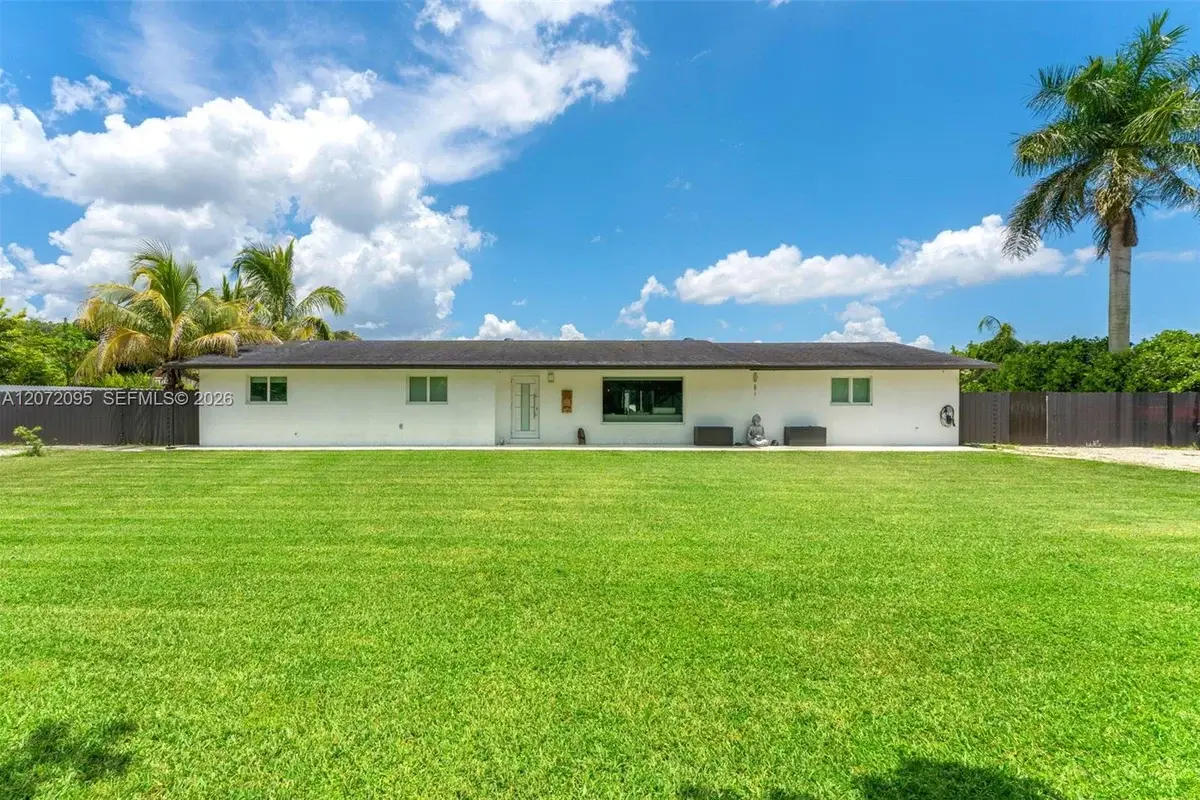18725 SW 218th St, Miami: photo 1 of 44