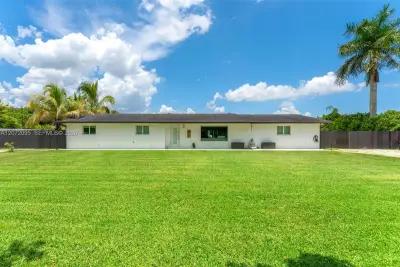 18725 SW 218th St, Miami: photo 1 of 44