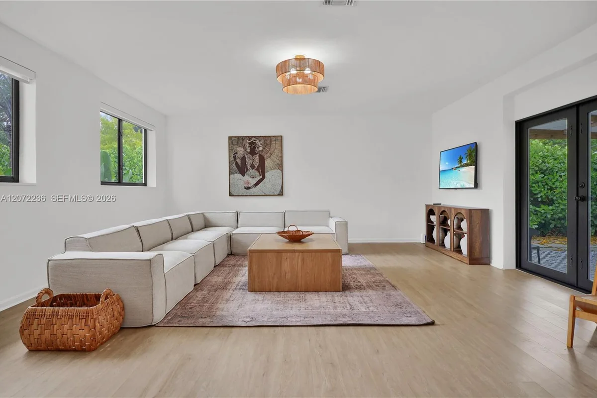125 NE 150th St, Miami: photo 1 of 30