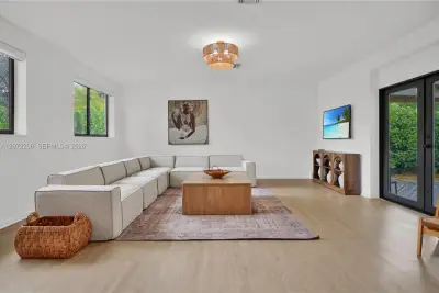 125 NE 150th St, Miami: photo 1 of 30
