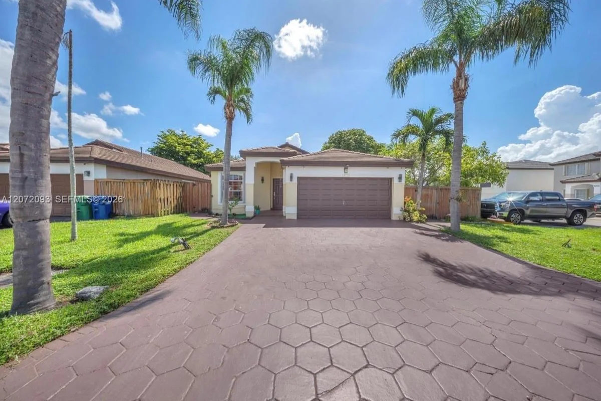 19573 NW 82nd Pl, Hialeah: photo 1 of 24