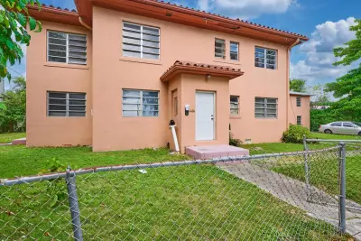 499 NE 64th St, Miami: photo 1 of 52
