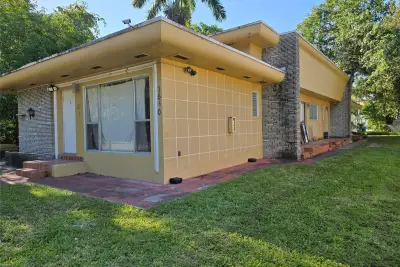 1560 NE 111th St #2, Miami: photo 1 of 15