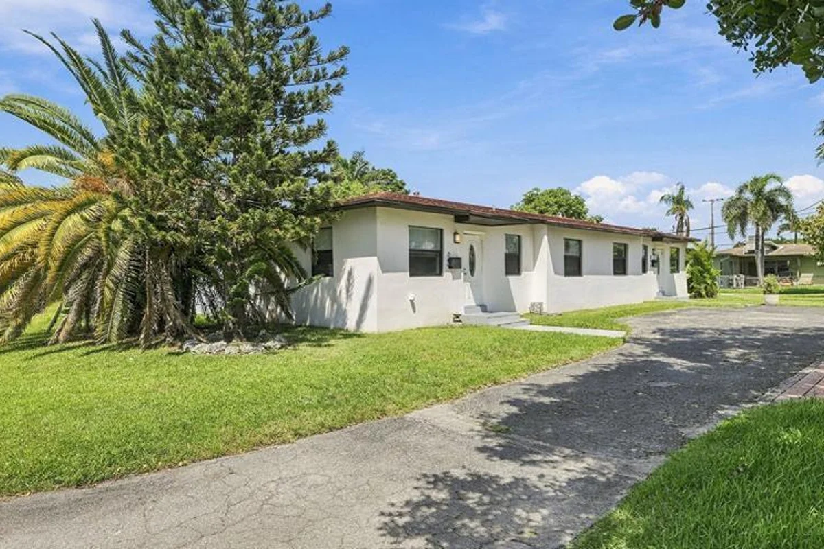 245 NE 1st Ter, Dania Beach: photo 1 of 15
