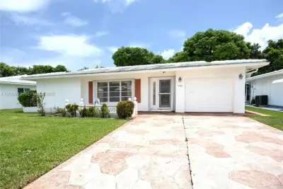 7102 NW 71st St, Tamarac: photo 1 of 25