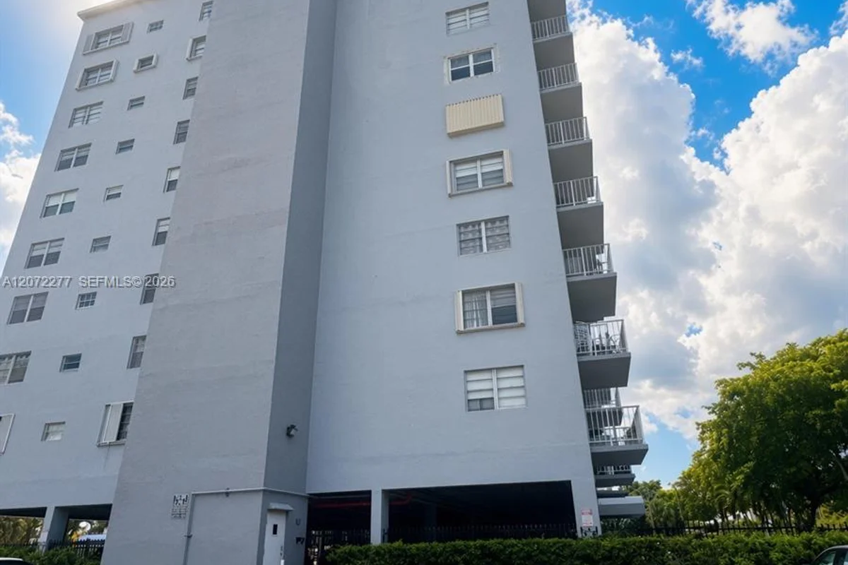 1470 NE 125th Ter #407, North Miami: photo 1 of 17