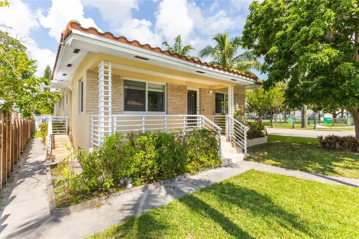 5990 NE 5th Ave, Miami: photo 1 of 46