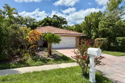 7160 NW 4th Ave, Boca Raton: photo 1 of 25