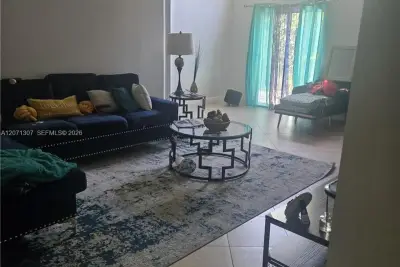 818 E Palm Run Dr, North Lauderdale: photo 1 of 14