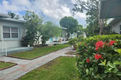 1239 Marseille Dr #4, Miami Beach: photo 1 of 15