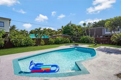 912 NE 9th Ct, Pompano Beach: photo 1 of 43