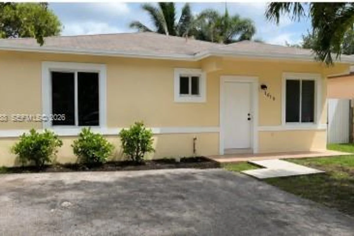 1615 SW 3rd Ct, Homestead: photo 1 of 17