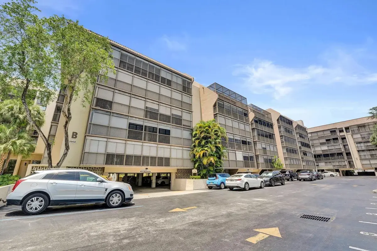 2802 N 46th Ave #B318, Hollywood: photo 1 of 33