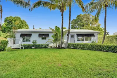 251 NE 17th St, Delray Beach: photo 1 of 21
