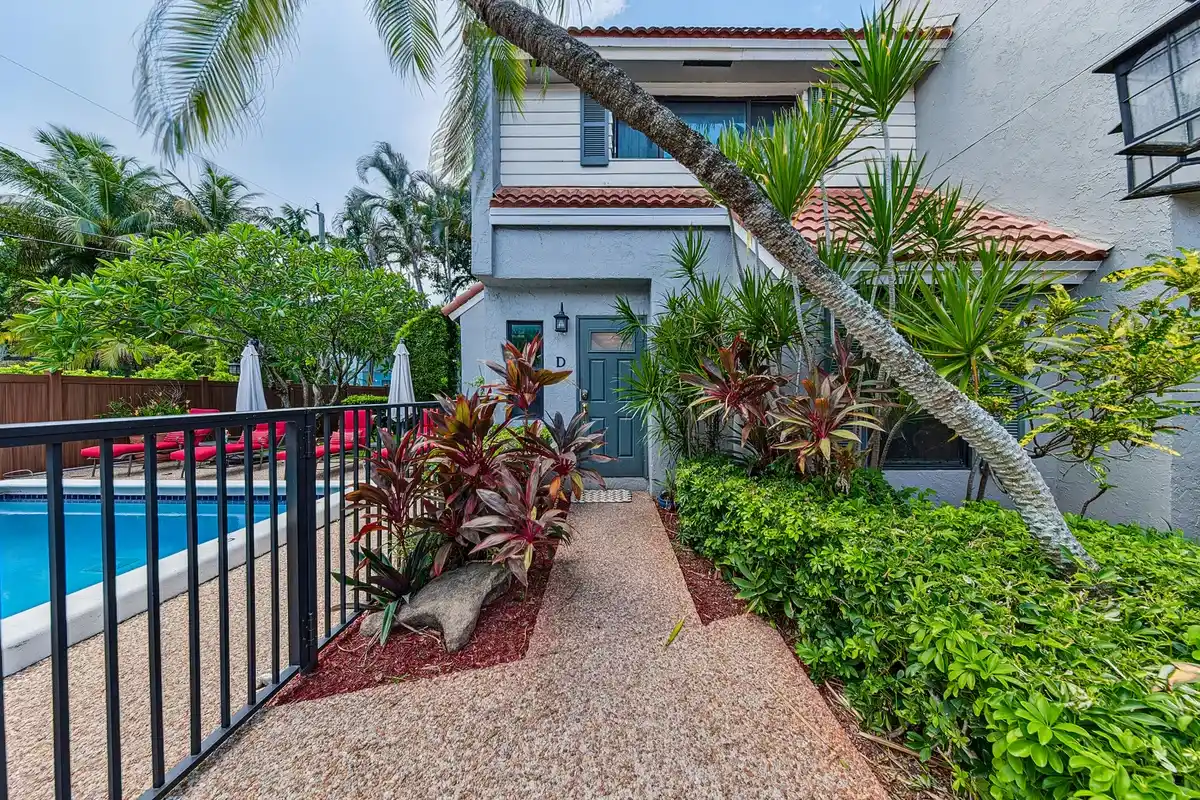 1315 Miami Rd #D, Fort Lauderdale: photo 1 of 36