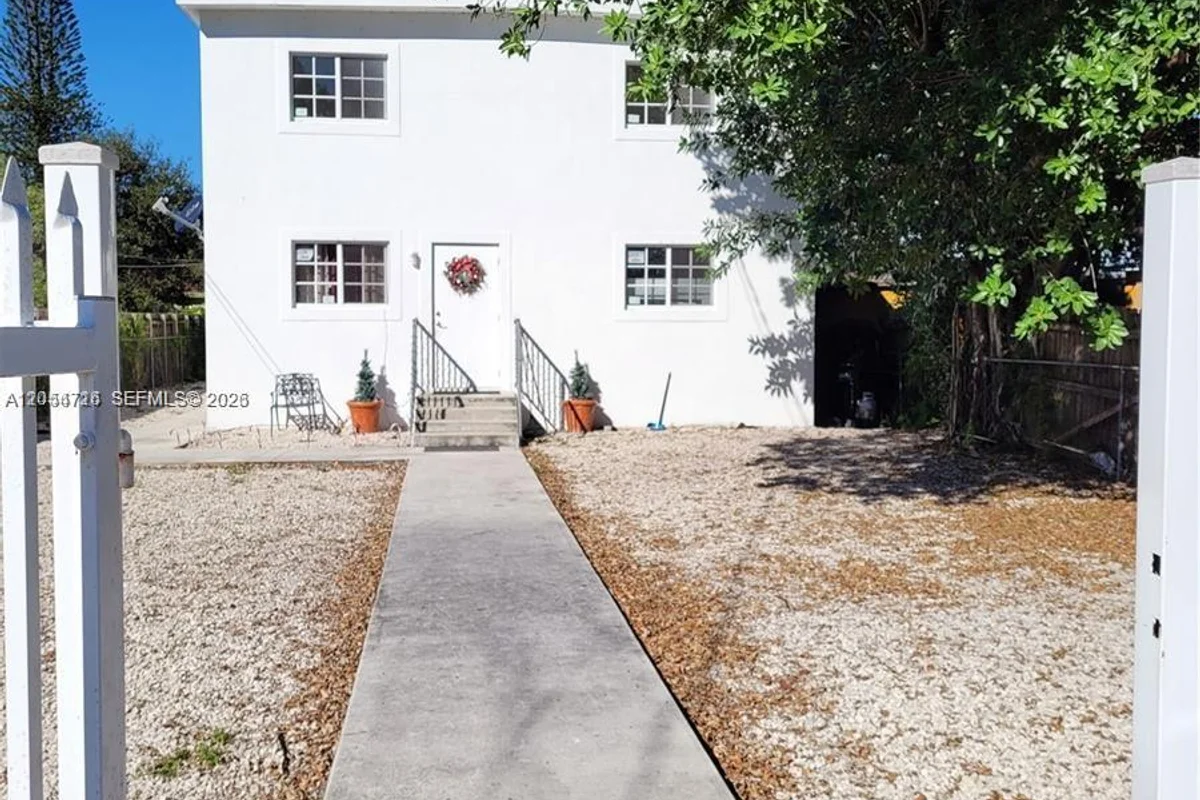 1921 NW 59th St #D, Miami: photo 1 of 17