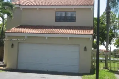 13224 SW 10 Te, Miami: photo 1 of 32