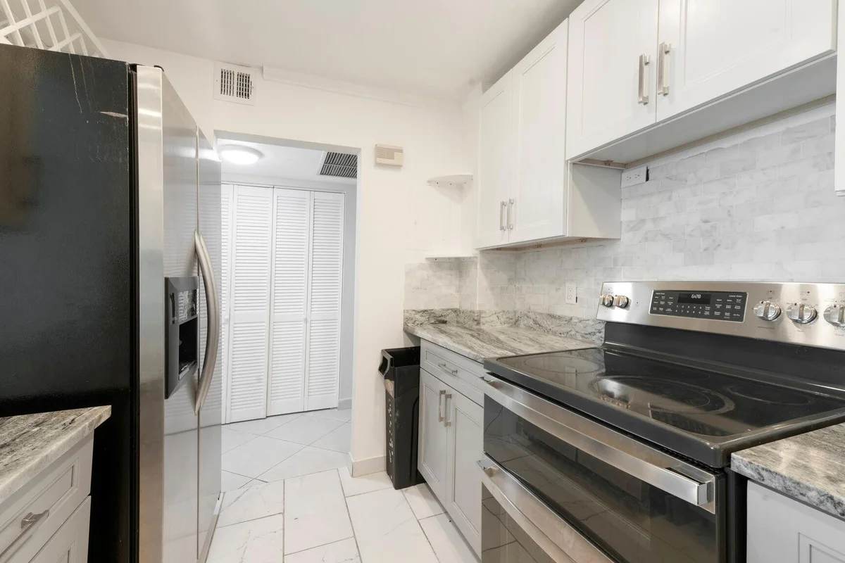3800 N Hills Dr #402, Hollywood: photo 1 of 17